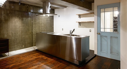 木目のフローリング、色使いや質感が独特な壁面、アンティークドアなど個性の強い建材の中に上手く収まりつつ存在感を発揮します。