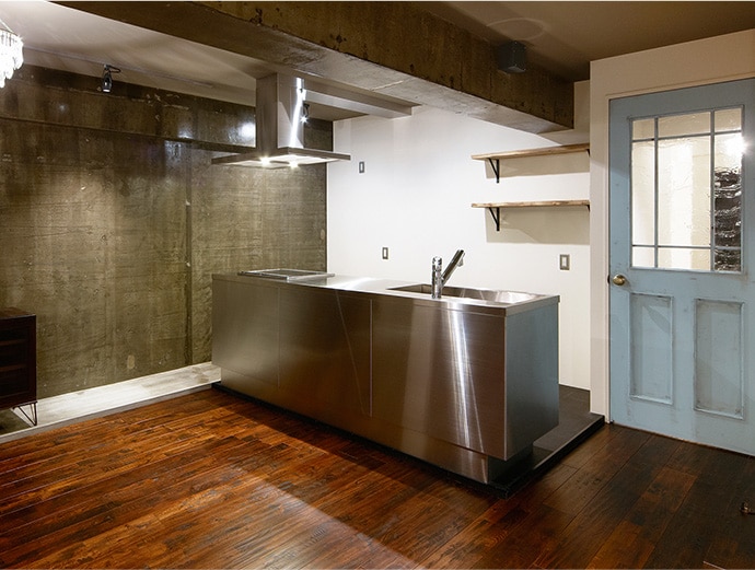 木目のフローリング、色使いや質感が独特な壁面、アンティークドアなど個性の強い建材の中に上手く収まりつつ存在感を発揮します。