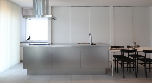 白を基調としたシンプルな室内でもこの存在感。