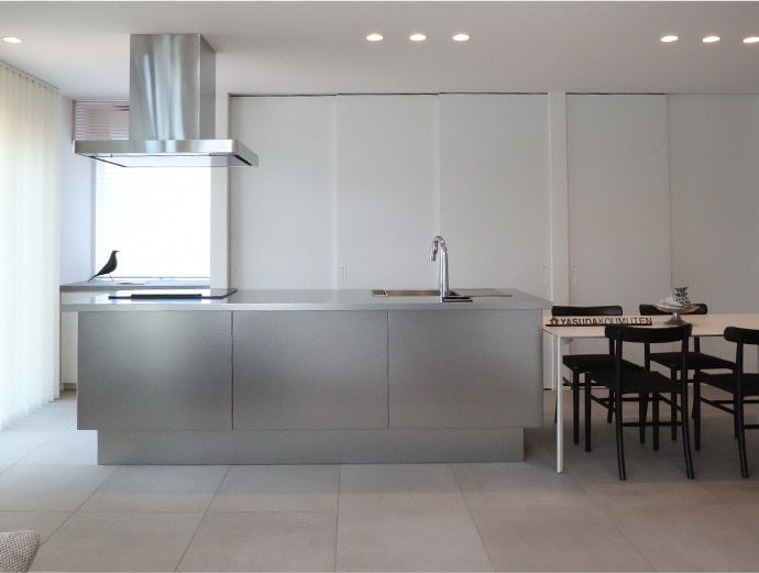 白を基調としたシンプルな室内でもこの存在感。