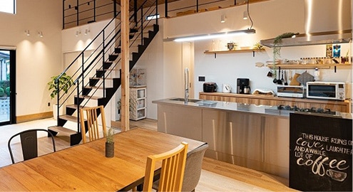 金属光沢は光に敏感。特に間接照明と相性がよく、陰影をつくるなど意図したライティングにしっかりと応えてくれます。