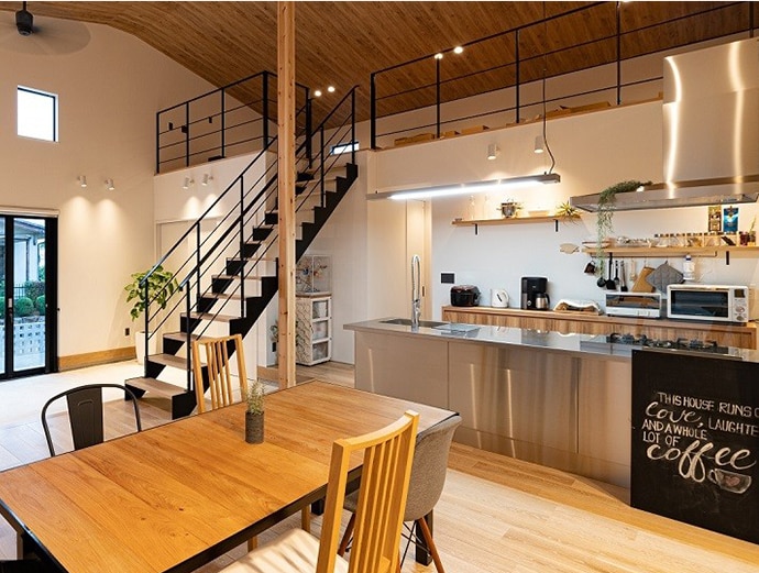 金属光沢は光に敏感。特に間接照明と相性がよく、陰影をつくるなど意図したライティングにしっかりと応えてくれます。