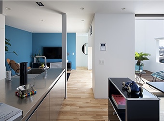 明るい色の壁やフローリングの組み合わせでは華やかな表情に。