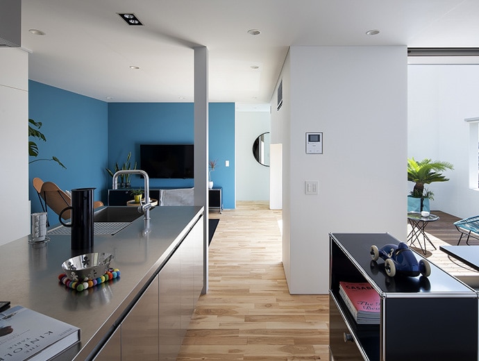 明るい色の壁やフローリングの組み合わせでは華やかな表情に。