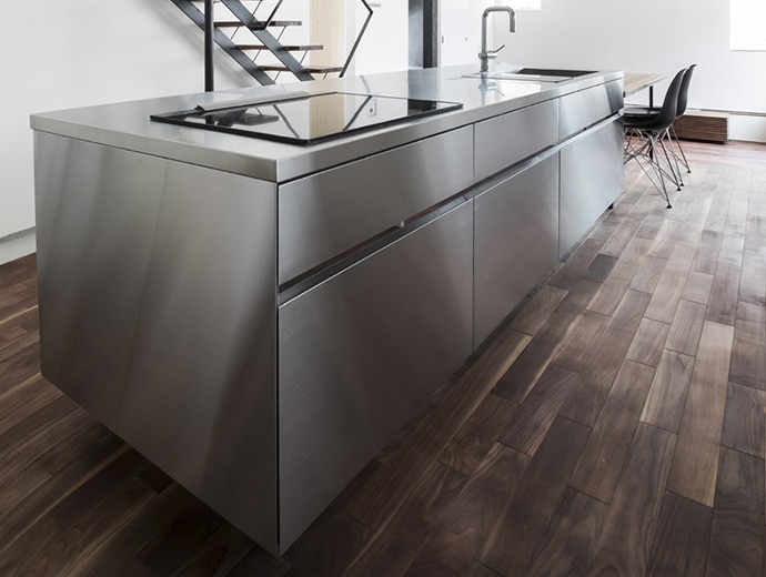 色の強いダーク系では金属の質感が重厚な雰囲気をつくります。