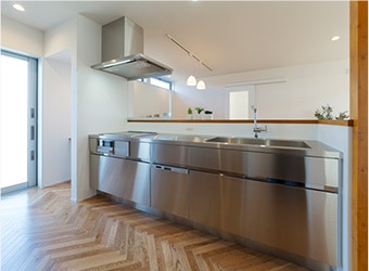 ヘリンボーンや木目の強いフローリングと合わせてもかっこいい印象に。