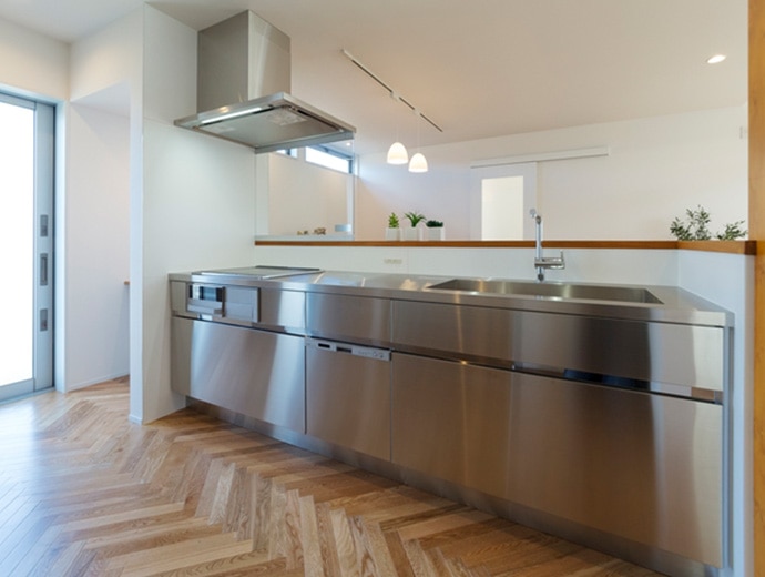 ヘリンボーンや木目の強いフローリングと合わせてもかっこいい印象に。