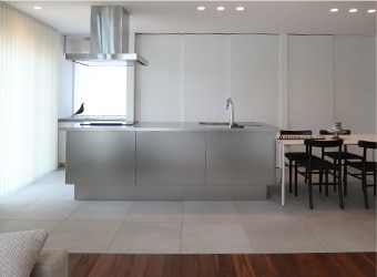 大理石など白系のタイルの光沢と金属光沢が艶やかな空間を演出。