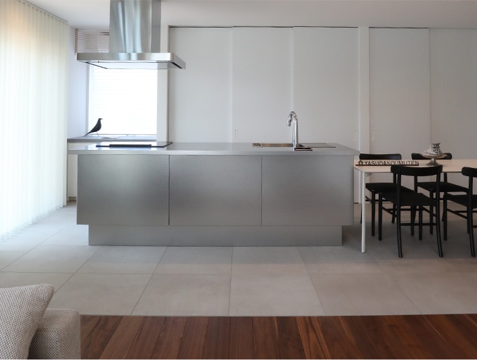 大理石など白系のタイルの光沢と金属光沢が艶やかな空間を演出。