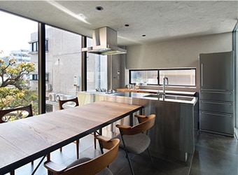 フローリング同様、ダーク系の床材と合わせればステンレスの重量感が引き立ちます。