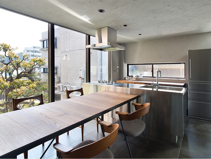 フローリング同様、ダーク系の床材と合わせればステンレスの重量感が引き立ちます。