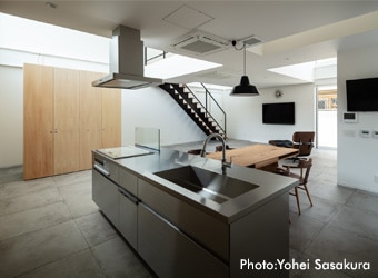 コンクリート風タイルと合わせれば無機質な印象に。