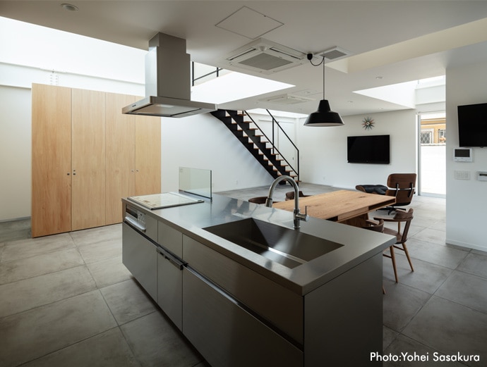 コンクリート風タイルと合わせれば無機質な印象に。