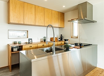 一般的な白のキッチンパネルと合わせると、清潔感ある空間に。