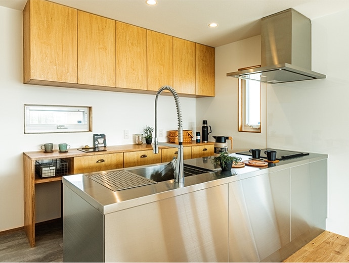 一般的な白のキッチンパネルと合わせると、清潔感ある空間に。