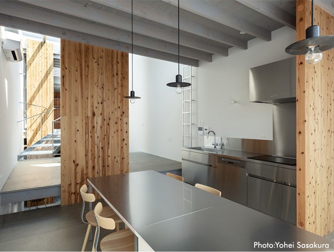 フローリングと相性がいいように木製の壁材ともマッチ。