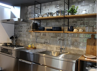 タイルでカフェ風にアレンジすれば厨房のような雰囲気に。