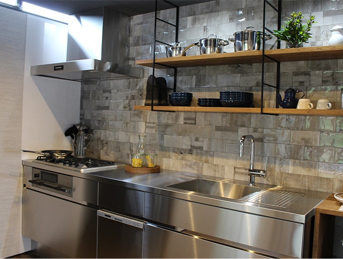 タイルでカフェ風にアレンジすれば厨房のような雰囲気に。