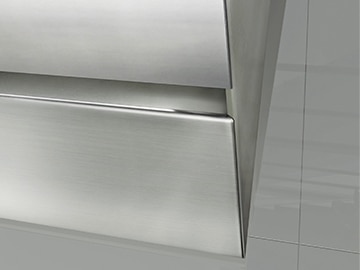 引き出しは取手ではなく手がかりのみとし、無駄な凹凸やラインのないフォルムです。