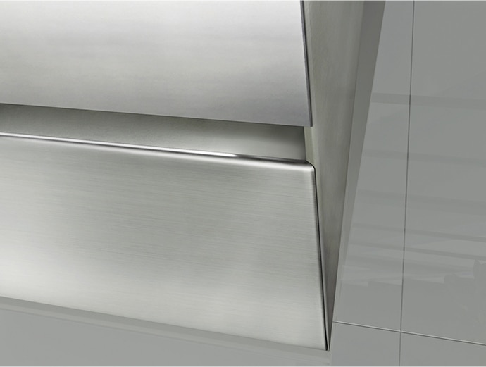 引き出しは取手ではなく手がかりのみとし、無駄な凹凸やラインのないフォルムです。