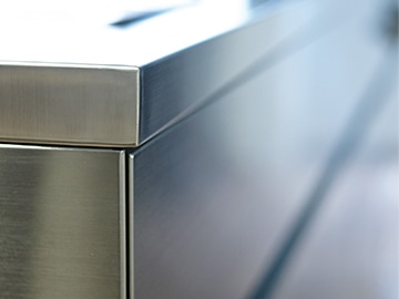 縦に1筋、きれいな線が通る角。職人による溶接「留め加工」が美観を実現します。