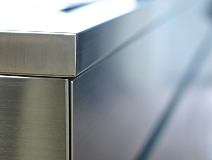 縦に1筋、きれいな線が通る角。職人による溶接「留め加工」が美観を実現します。