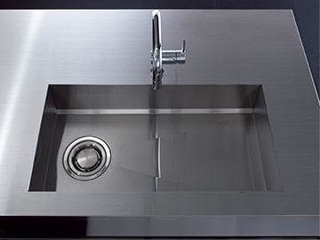 厨房設備のようなスクエアシンクは職人の手加工だからできる継ぎ目のない無垢な質感です。