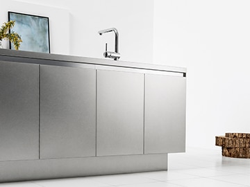 足元が深いフローティングデザインは、浮遊感の演出と、立ち仕事の負担を減らす機能性を両立しています。