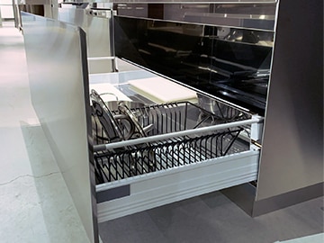 引き出しは全てサイレントレール＆ソフトクローズ機能を備えスムーズな使用感を実現しています。