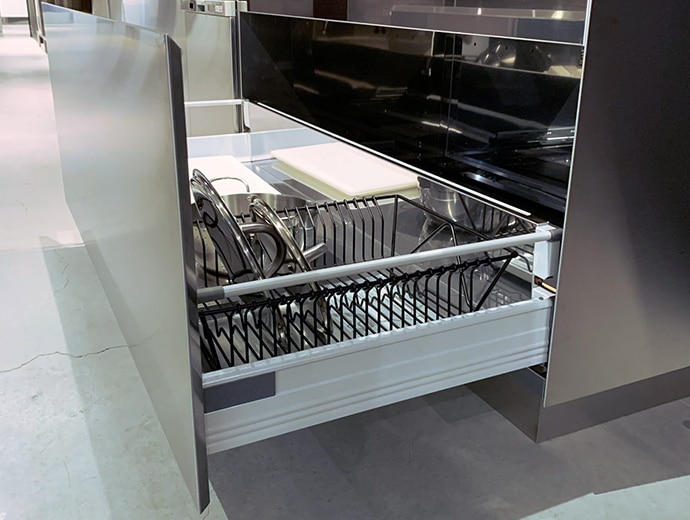 引き出しは全てサイレントレール＆ソフトクローズ機能を備えスムーズな使用感を実現しています。