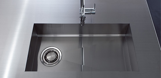 ステンレスが厨房機器に使われるのは素材の持つ永続的な抗菌性のため。