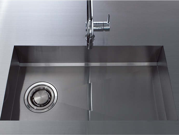 ステンレスが厨房機器に使われるのは素材の持つ永続的な抗菌性のため。