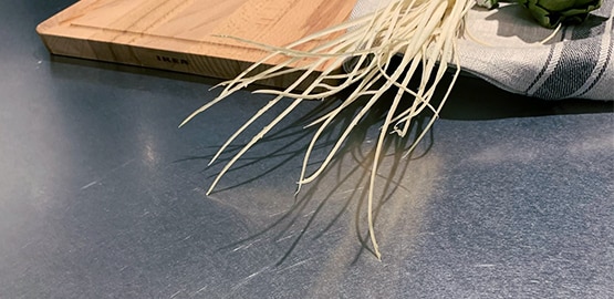 キッチンは毎日使う道具。反射でときおり見える傷は、日々を思い起こさせる小さな勲章です。