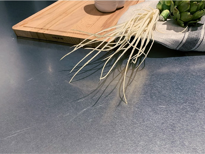 キッチンは毎日使う道具。反射でときおり見える傷は、日々を思い起こさせる小さな勲章です。