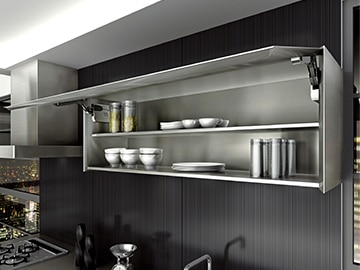 ヘアライン仕上げのステンレス製ウォールキャビネットは収納力十分。