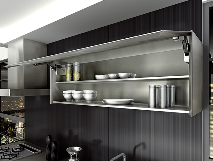 ヘアライン仕上げのステンレス製ウォールキャビネットは収納力十分。