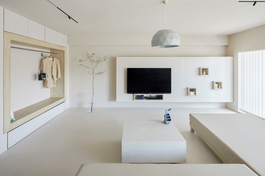 創意的な復古スタンドは個性的にリビングルームの寝床を飾ります 3DKを1LDKに女性仕様の大胆リノベーション｜ミラタップ（旧