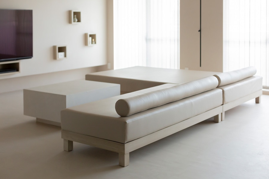 Photo Gallery：ファやリビングテーブルも造作で制作し、空間に統一感を持たせています。素材感は統一されているため影がはっきり認識できる空間となっており、そこも一つのデザインとして演出しています。