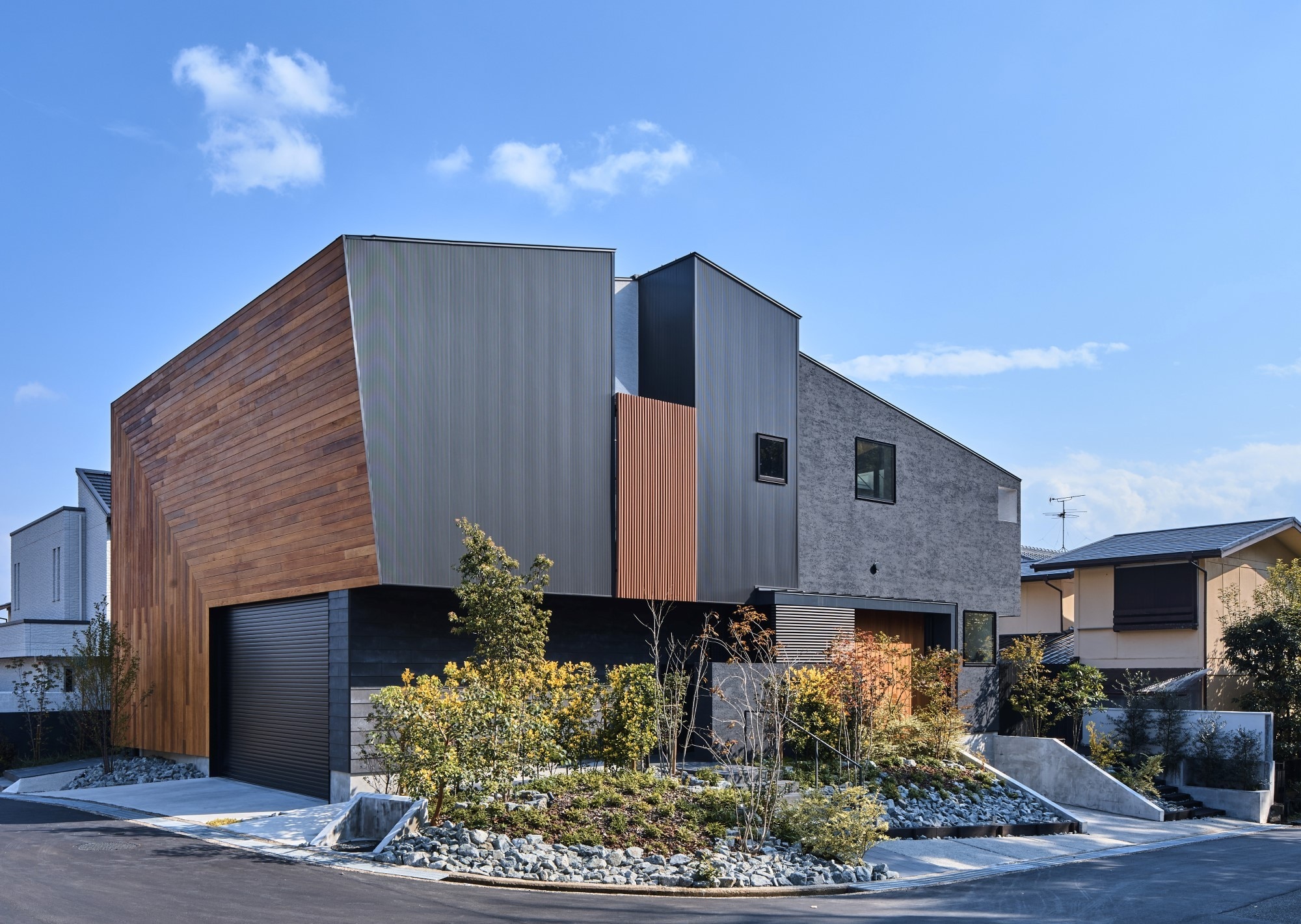 植栽と建物外観のコーディネートがモダンな二世帯住宅