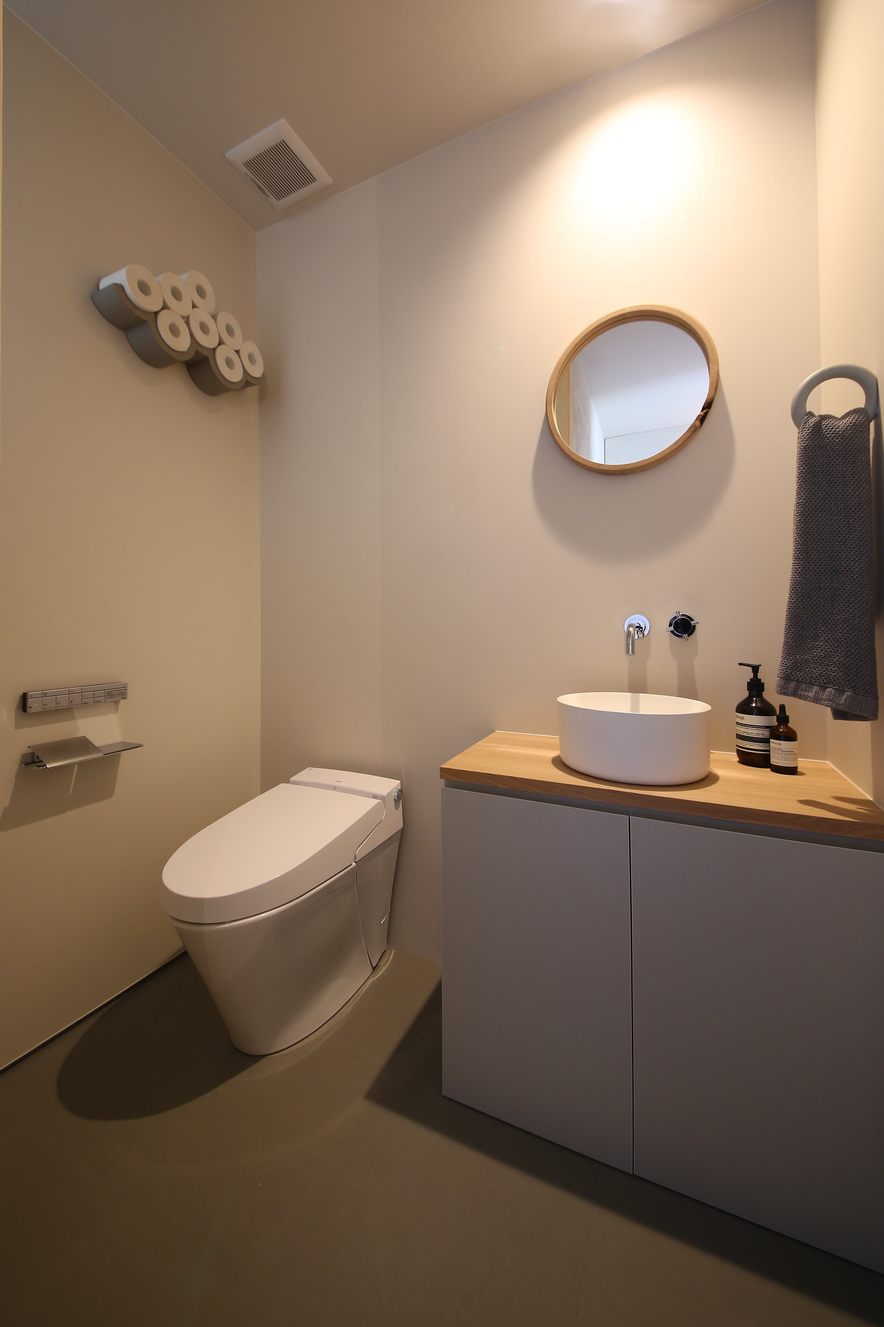 おしゃれなトイレの施工例1.円（まる）で構成された個性的なトイレ