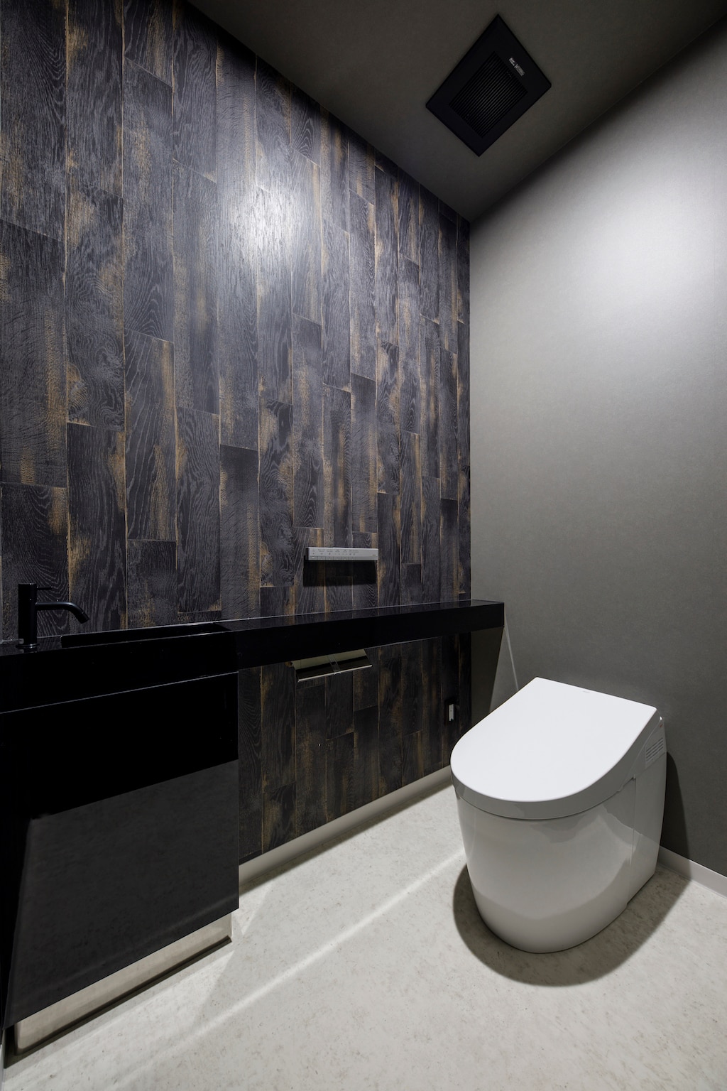 おしゃれなトイレの施工例2.収納・手洗い・インテリアを兼ね備えた長いカウンター