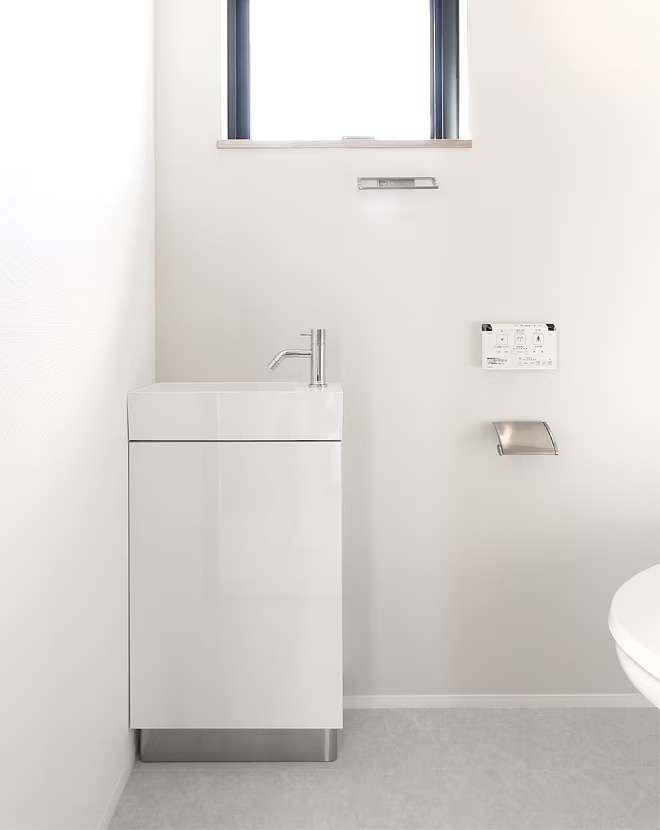 おしゃれなトイレの施工例4.限られた空間で手洗台付きのトイレを実現