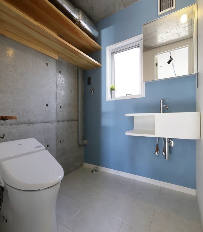 おしゃれなトイレの施工例5.ミニマリズムなトイレには、機能的な洗面ボウルを