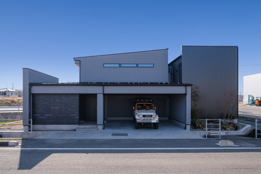 同系色でまとめた外観のASOLIEモデル。右側の建物は、ミラタップ商品の展示スペース。どちらも完全予約制で見学ができます。