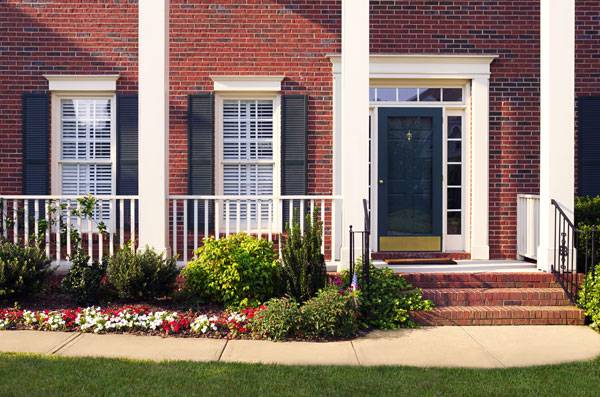 玄関アプローチの素材、あなたなら何を選ぶ?