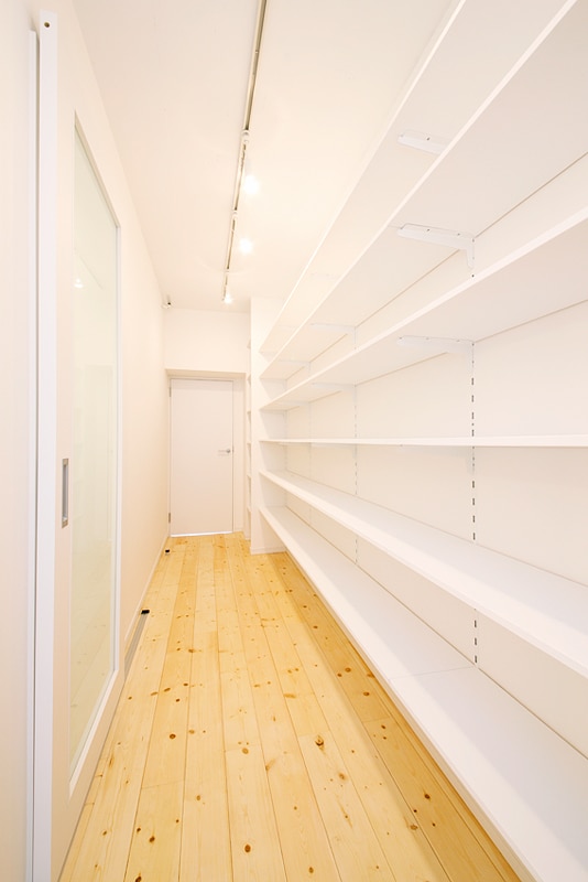 壁一面の収納スペースが嬉しい広い廊下