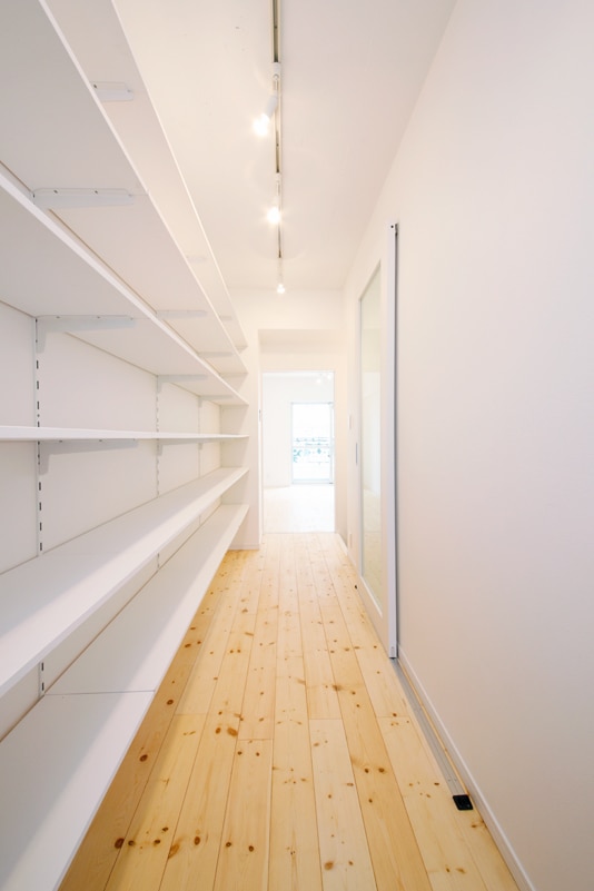 壁一面の収納スペースが嬉しい広い廊下