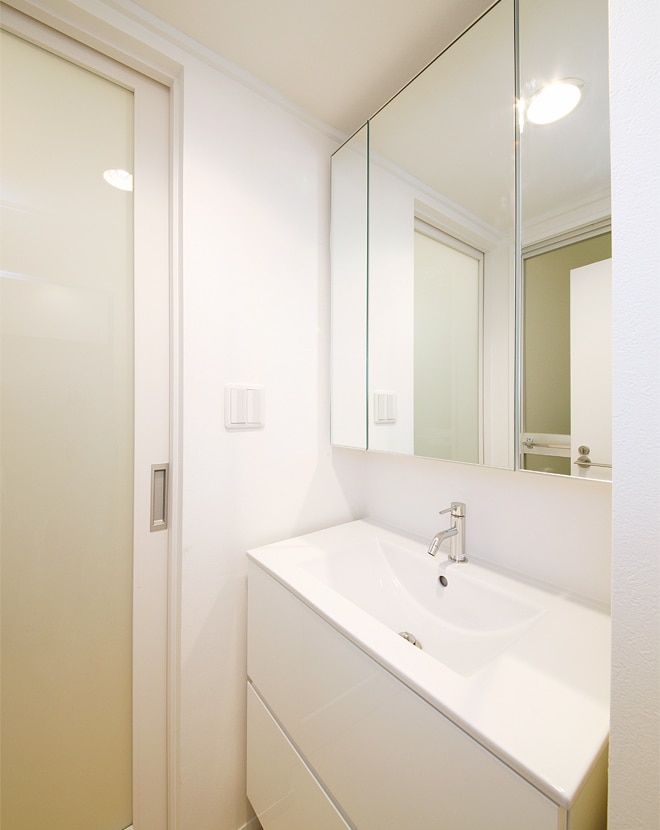 脱生活感！洗濯機が隠せるシンプルな洗面所