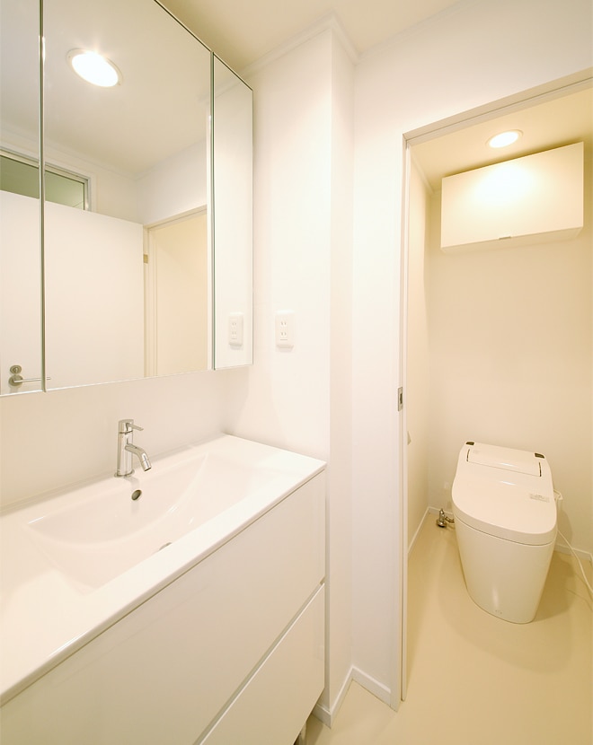 脱生活感！洗濯機が隠せるシンプルな洗面所