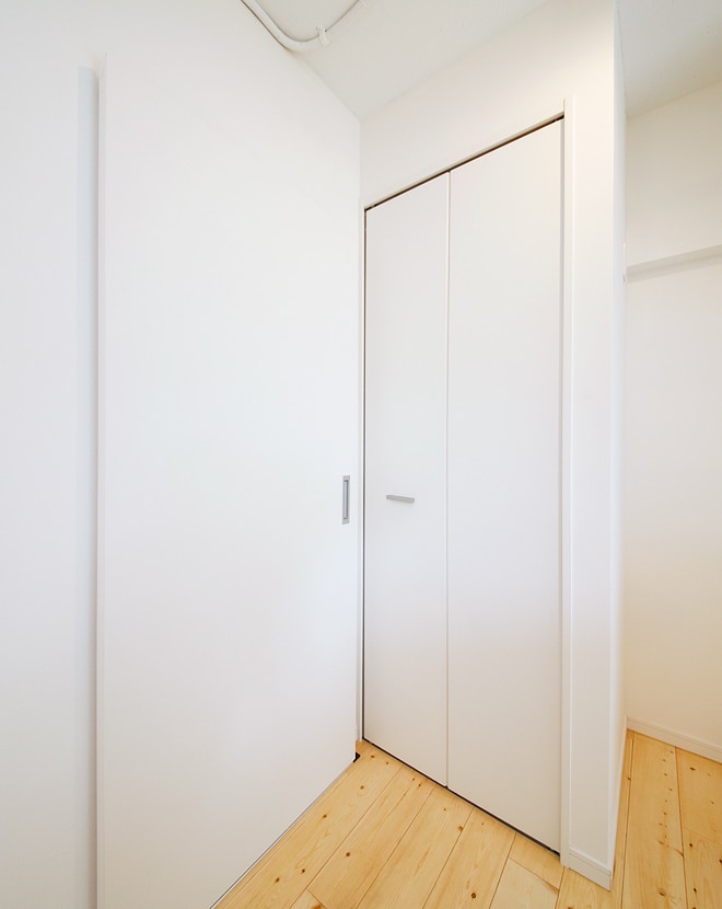 脱生活感！洗濯機が隠せるシンプルな洗面所